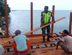 Babinsa Koramil Biak Kota Berikan Bantuan Membuat Panggung Menjelang Pembukaan STC