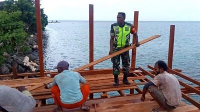 Babinsa Koramil Biak Kota Berikan Bantuan Membuat Panggung Menjelang Pembukaan STC