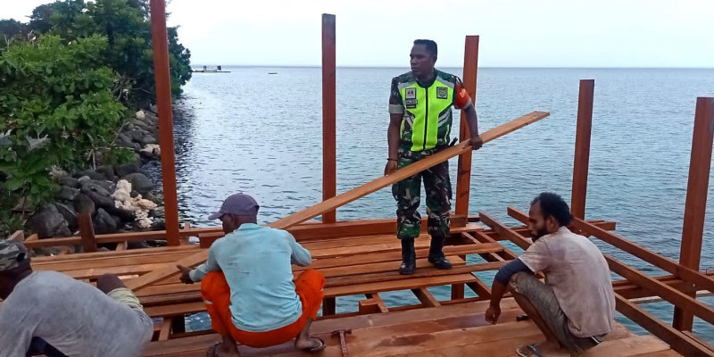 Babinsa Koramil Biak Kota Berikan Bantuan Membuat Panggung Menjelang Pembukaan STC