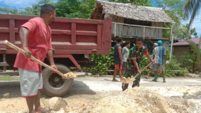 Babinsa Posramil Warsa Dukung Pembangunan Gereja dengan Wujud Kepedulian