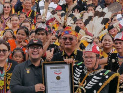 Penghargaan Rekor MURI diberikan kepada Lembaga Besar Adat Dayak Bulusu