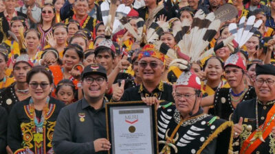 Penghargaan Rekor MURI diberikan kepada Lembaga Besar Adat Dayak Bulusu