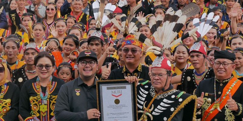 Penghargaan Rekor MURI diberikan kepada Lembaga Besar Adat Dayak Bulusu