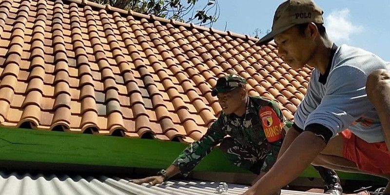 Gotong Royong Rehabilitasi TK PKK Desa Pulerejo Dilakukan oleh Babinsa Koramil Bakung