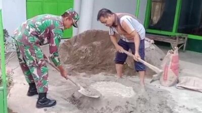 Babinsa Koramil Wates Turun ke Lapangan Untuk Membantu Pembangunan di Wilayah Binaan