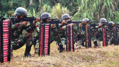 Prajurit Marinir Melakukan Latihan Bidik di Hari Kedua Binsat dengan Ketat