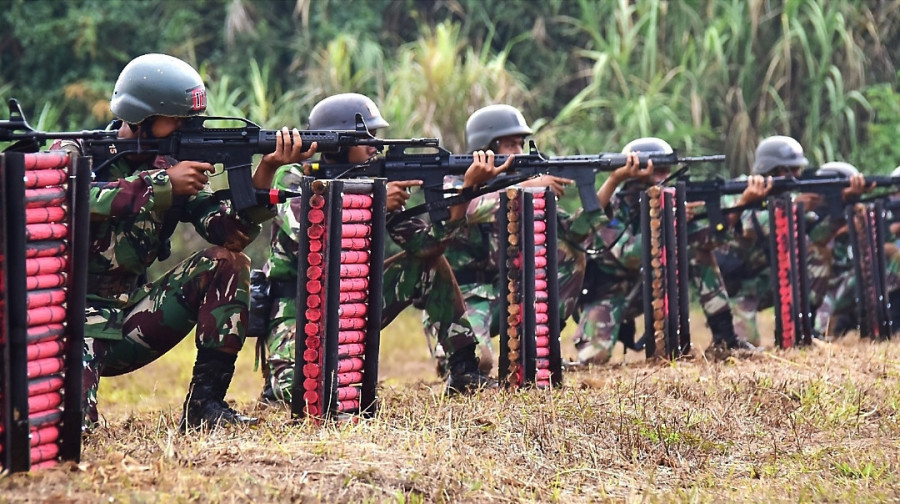 Prajurit Marinir Melakukan Latihan Bidik di Hari Kedua Binsat dengan Ketat