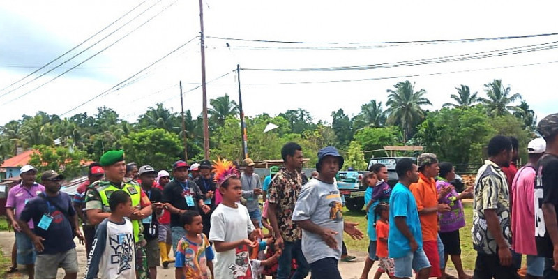 Babinsa Mendampingi Penjemputan Jemaat PKB Tamu Raya di Kampung Darfuar