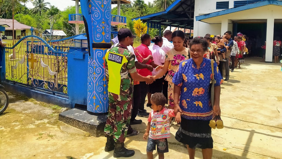 Babinsa Melakukan Pengamanan Ibadah Peringatan HUT Ke-67 GKI