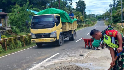 Memperbaiki Akses Jalan Berlubang Bersama Babinsa dan Warga