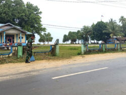 Babinsa dan Warga Gotong Royong Bersihkan Bahu Jalan untuk Peduli Kebersihan Lingkungan