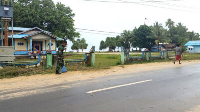 Babinsa dan Warga Gotong Royong Bersihkan Bahu Jalan untuk Peduli Kebersihan Lingkungan