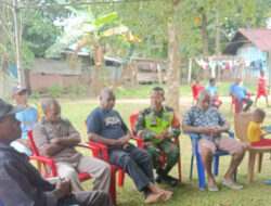 Babinsa Menyampaikan Belasungkawa di Rumah Duka Penduduk Kampung Maniri