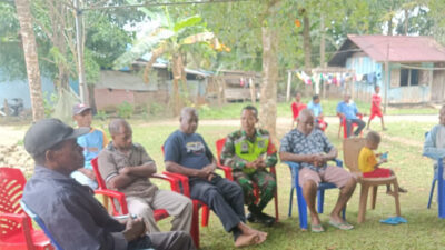 Babinsa Menyampaikan Belasungkawa di Rumah Duka Penduduk Kampung Maniri