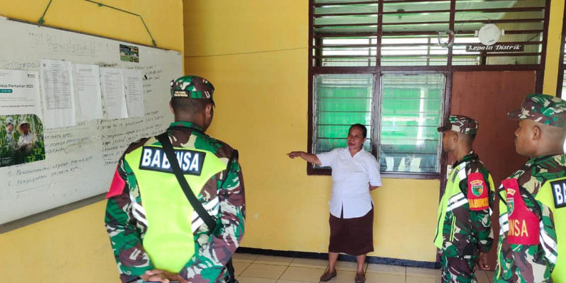 Komsos TNI dan Pegawai Distrik Biak Barat Bersinergi di Kampung Yomdori