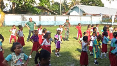 Babinsa Melakukan Senam Bersama dengan Murid-Murid SD YPK Korido untuk Meningkatkan Kesehatan