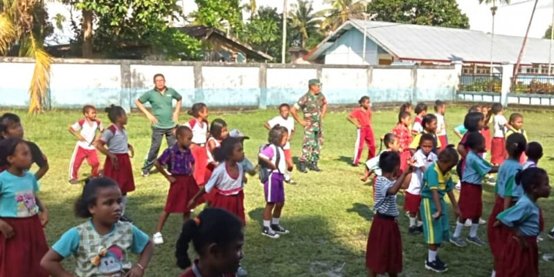 Babinsa Melakukan Senam Bersama dengan Murid-Murid SD YPK Korido untuk Meningkatkan Kesehatan