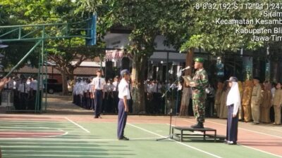 Bati Bakti TNI Koramil Kesamben Memimpin Upacara Bendera di SMPN 1 Kesamben