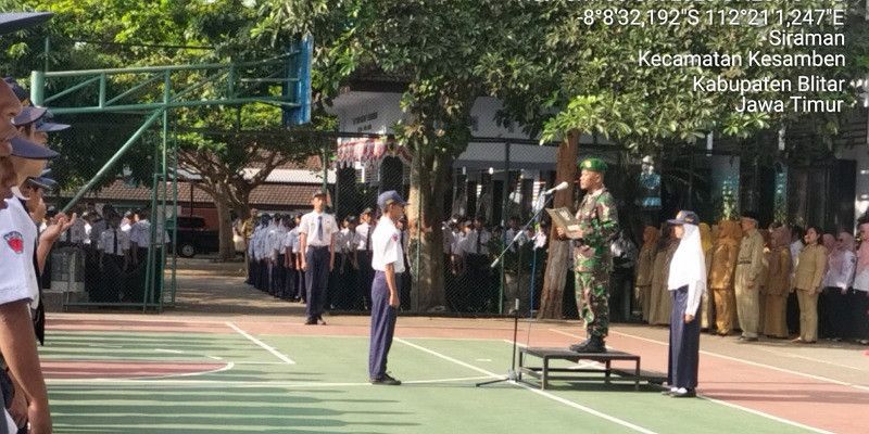 Bati Bakti TNI Koramil Kesamben Memimpin Upacara Bendera di SMPN 1 Kesamben