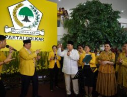 Prabowo Bergoyang dan Menyanyikan Lagu “Kamulah Satu-satunya” Bersama Airlangga dan Nurul Arifin