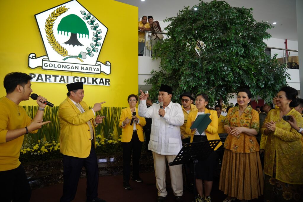 Prabowo Bergoyang dan Menyanyikan Lagu “Kamulah Satu-satunya” Bersama Airlangga dan Nurul Arifin