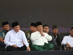 Prabowo Sarungan Berpartisipasi dalam Apel Hari Santri 2023 yang Dipimpin oleh Presiden Jokowi