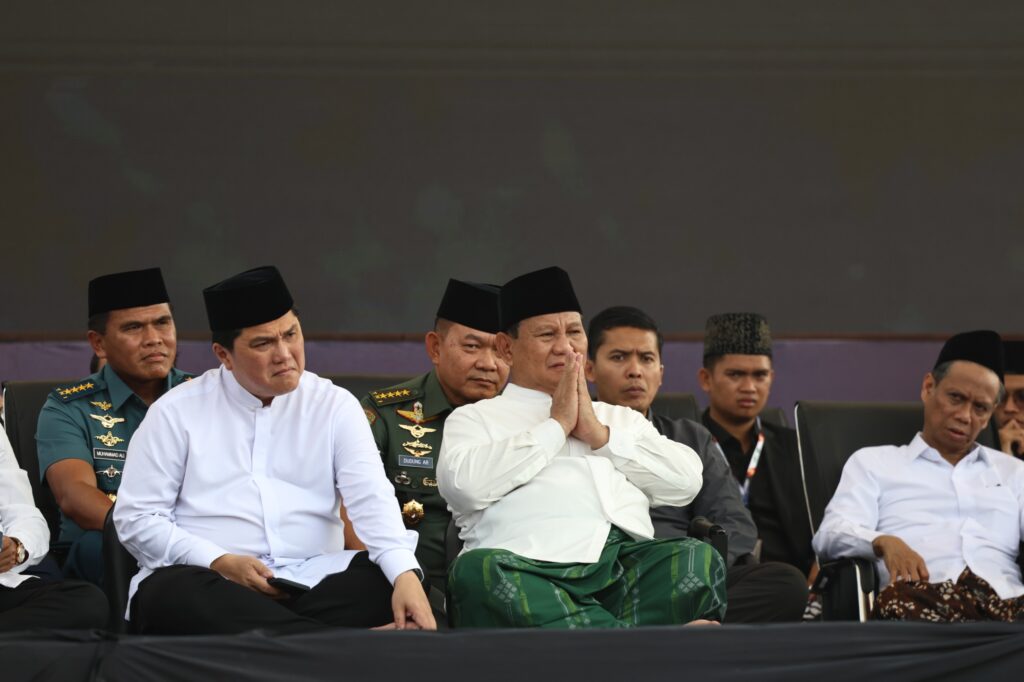 Prabowo Sarungan Berpartisipasi dalam Apel Hari Santri 2023 yang Dipimpin oleh Presiden Jokowi