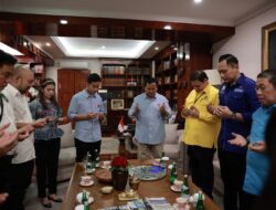 Prabowo dan Gibran Serasi Memakai Kemeja Biru Muda dengan Pin Bendera Merah Putih Berkibar di GBK