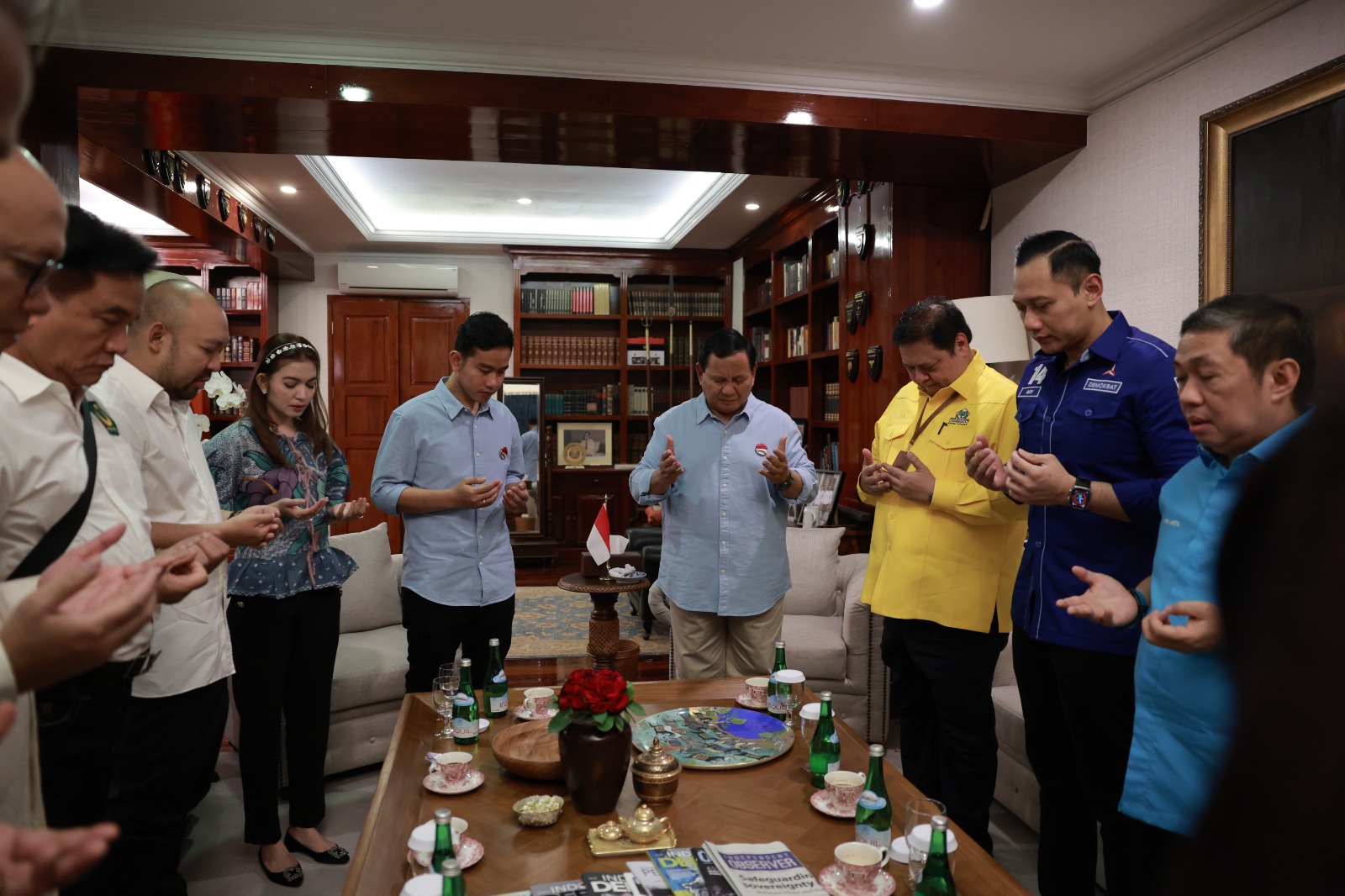 Prabowo dan Gibran Serasi Memakai Kemeja Biru Muda dengan Pin Bendera Merah Putih Berkibar di GBK