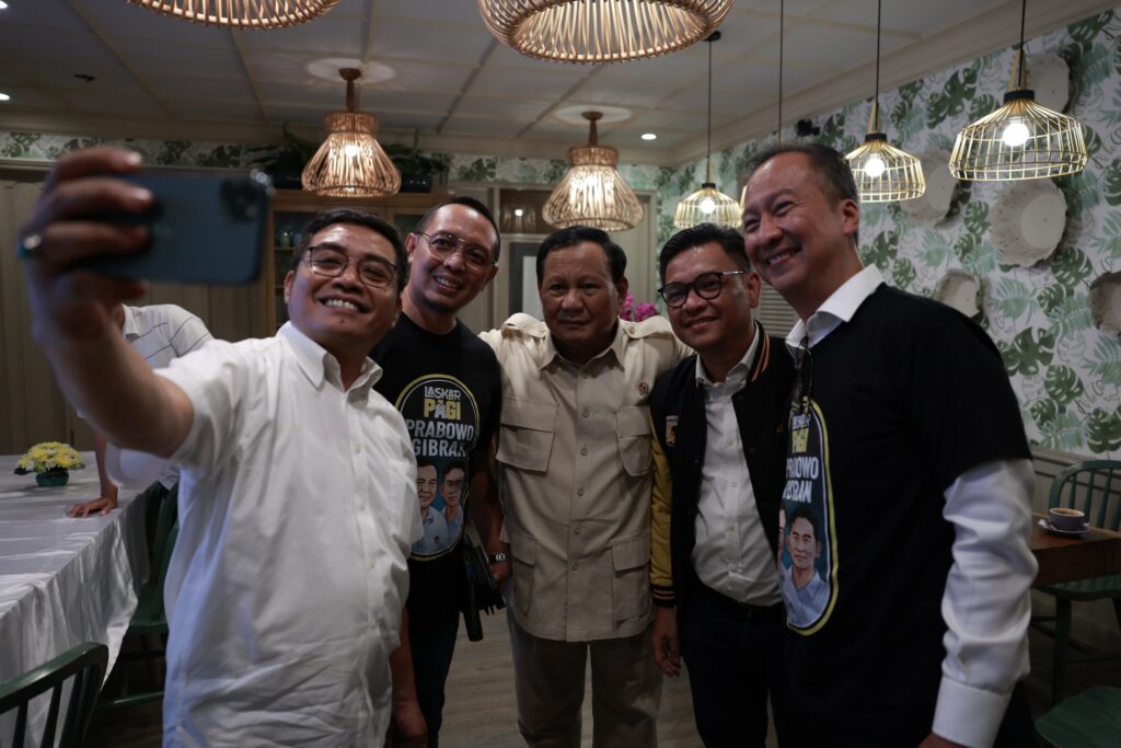 Prabowo Menerima Tumpeng Syukuran dari Posko Relawan Prabowo-Gibran yang Diberikan oleh Agus Gumiwang dan Hasan Nasbi