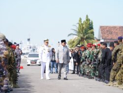 Pemberian Penghargaan Koin Menteri Pertahanan RI oleh Prabowo Subianto setelah Penyerahan 2 Kapal