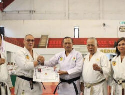 Letnan Jenderal TNI Nyoman Cantiasa Menerima Penghargaan dari PP INKAI Selama Pelatihan Para Master Karate