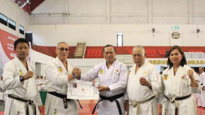 Letnan Jenderal TNI Nyoman Cantiasa Menerima Penghargaan dari PP INKAI Selama Pelatihan Para Master Karate