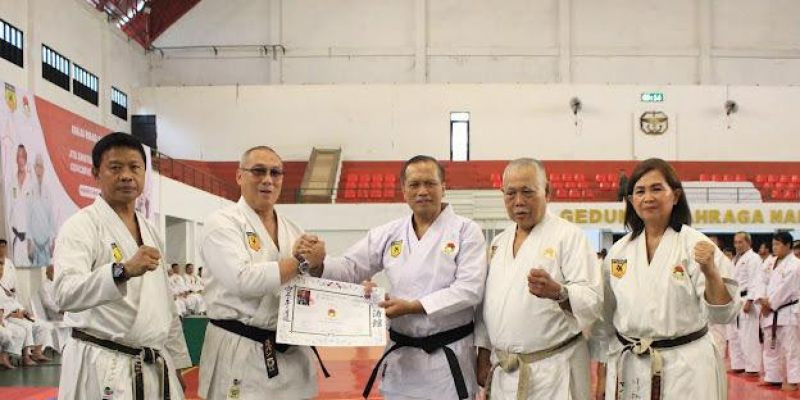 Letnan Jenderal TNI Nyoman Cantiasa Menerima Penghargaan dari PP INKAI Selama Pelatihan Para Master Karate