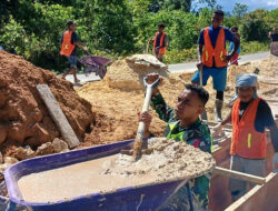 Babinsa Berperan Aktif dalam Proyek Pembangunan Saluran Air di Desa Mambesak