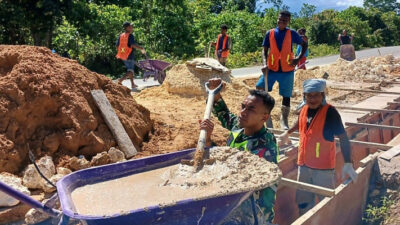 Babinsa Berperan Aktif dalam Proyek Pembangunan Saluran Air di Desa Mambesak