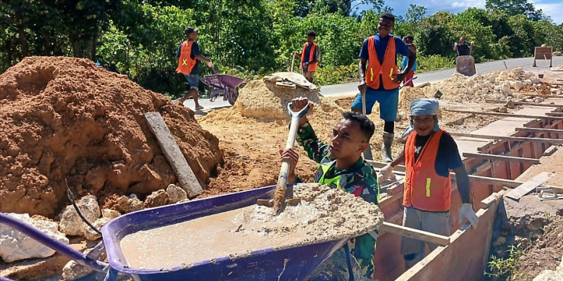 Babinsa Berperan Aktif dalam Proyek Pembangunan Saluran Air di Desa Mambesak