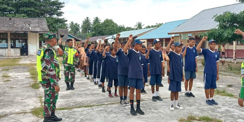 Koramil 1708-05/Numfor Melatih Siswa SMPN 1 Numfor dalam Disiplin dan PBB