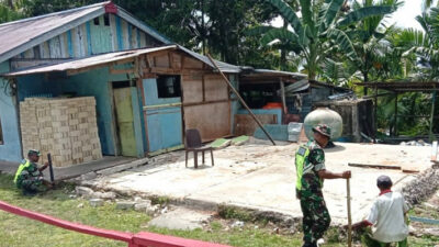 Babinsa Membantu Pemasangan Bongkaran Pondasi Rumah Warga di Kampung Kajasi