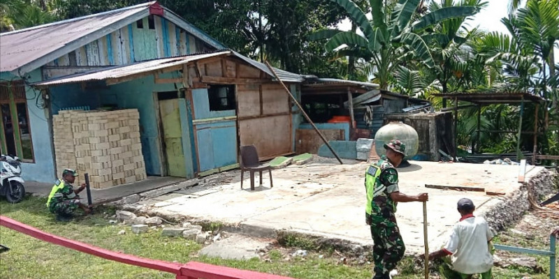 Babinsa Membantu Pemasangan Bongkaran Pondasi Rumah Warga di Kampung Kajasi