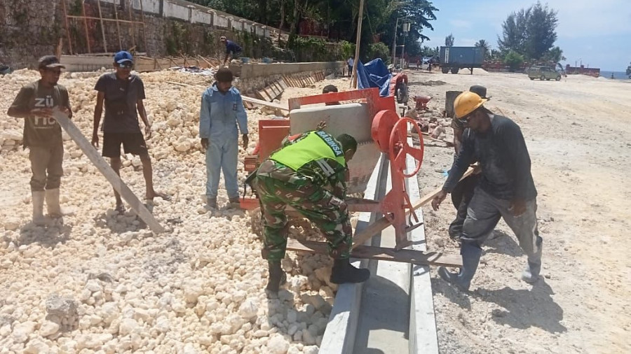 Bantuan Koramil Biak Kota dalam Memindahkan Mesin Molen di Kampung Samau