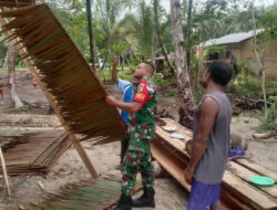 Babinsa Menunjukkan Kepedulian dengan Membantu Masyarakat dalam Membangun Rumah Adat