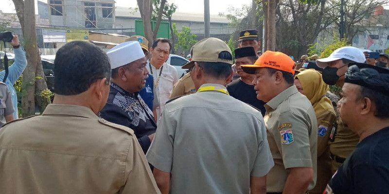 Tolak Warga Meruya Utara, Pemda Jakarta Barat Tetap Membuka Jalan Kembang Kerep Taman Aries