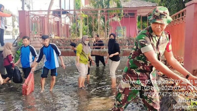 Babinsa Koramil Sananwetan dan Warga Masyarakat Bersatu untuk Melakukan Kerja Bakti Pembersihan Sungai