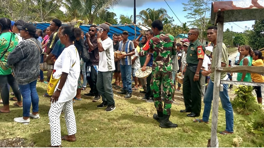 Babinsa Posramil Biak Timur Dukung Lancarnya Prosesi Penyerahan Mas Kawin dalam Acara Adat