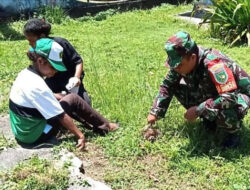 Babinsa Biak Timur Ikut Warga Membersihkan Lingkungan di Tugu Injil Masuk