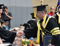 Kepala Bakamla RI Meraih Gelar Doktor dengan Predikat Cum Laude