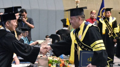 Kepala Bakamla RI Meraih Gelar Doktor dengan Predikat Cum Laude