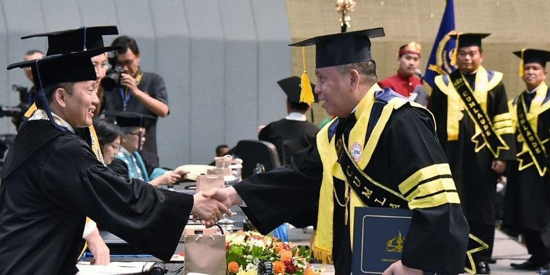 Kepala Bakamla RI Meraih Gelar Doktor dengan Predikat Cum Laude