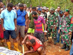 Babinsa Koramil 1708-05/Numfor Mengikuti Acara Pemakaman Warga Desa Sandau